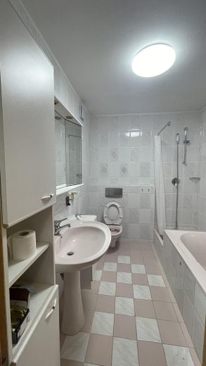 Friendly, bright 4-room apartment – Wannenbad