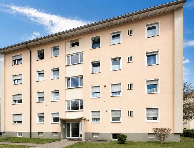 Moderne, sanierte 4 Zimmer Wohnung zum Erstbezug und provisionsfrei – Frontansicht Gebäude
