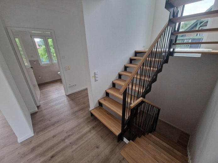 Erstbezug in Zepernick – Provisionsfreie KfW-40-EE Stadtvilla auf über 1.000 m² Grundstück – EG Flur Gästebad Podesttreppe