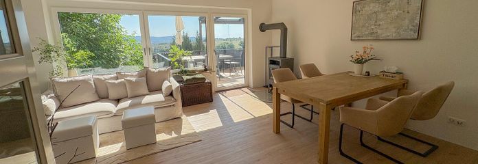 Provisionsfrei - Wohnen wie im eigenen Haus: 120m² mit Garten, Traum-Weitblick & Wellness-Faktor – Wohn-/Esszimmer