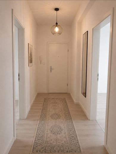 Großzügige 4-Zimmerwohnung  mit großer Terrasse und Wohnküche in Zeitz — vollsaniert – Flur zu allen Zimmern