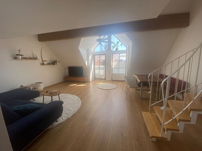Exkl. 3-Zimmerwohnung 74+21qm EINMALIGER NUTZFLÄCHE - Einbauküche+begehb. Kleiderschr. auf 2 Ebenen – Wohnzimmer