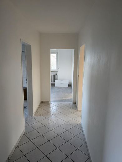 Appartement calme de 3 pièces au 1er étage d’une maison de 3 logements, balcon, cave, garage éventuellement – Flur