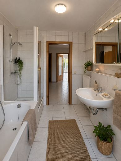 Appartamento di 3,5 locali. Piano terra, terrazza, posto auto + garage interrato. Privo di barriere, senza provvigione, da privato, senza agenzia – Bad (mit KI möbliert)