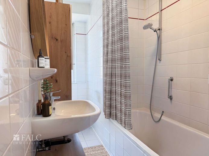 Stadtleben genießen: 2-Zimmerwohnung mit Balkon in zentraler Lage – Badezimmer