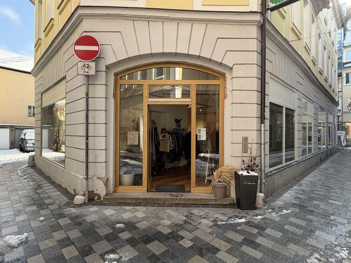 Steingruber Yapısı’nda Mağaza veya Ofis: 94 m², yenilenmiş, 3 vitrin – Ansbach Neustadt – Eingang 1
