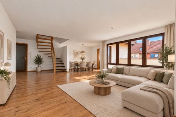 Großzügige Maisonette-Wohnung mit Dachterrasse und zwei Stellplätzen