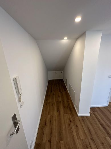 Modernes Wohnen im Erstbezug – Klimatisierte DG Wohnung mit Blick ins Grüne inklusive – Flur