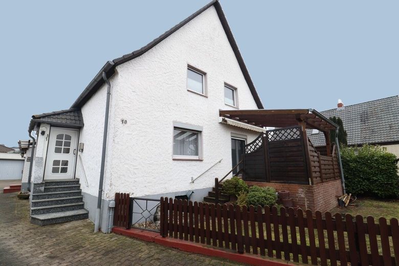 Gepflegtes Einfamilienhaus mit Anbau, perfekt für die große Familie – Außenansicht vorne