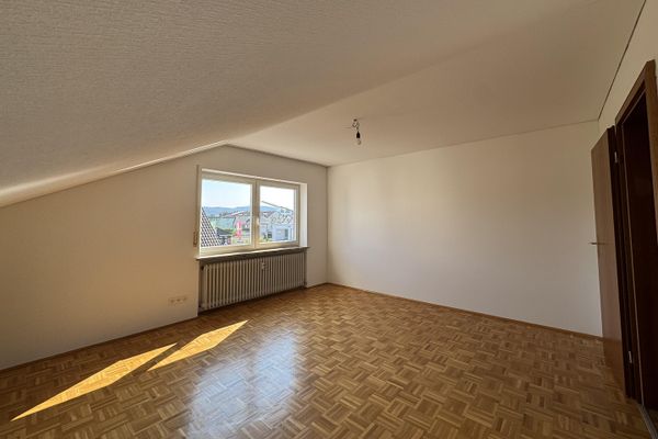 Helle, geräumige und frisch sanierte 2,5 Zimmer-Dachgeschosswohnung