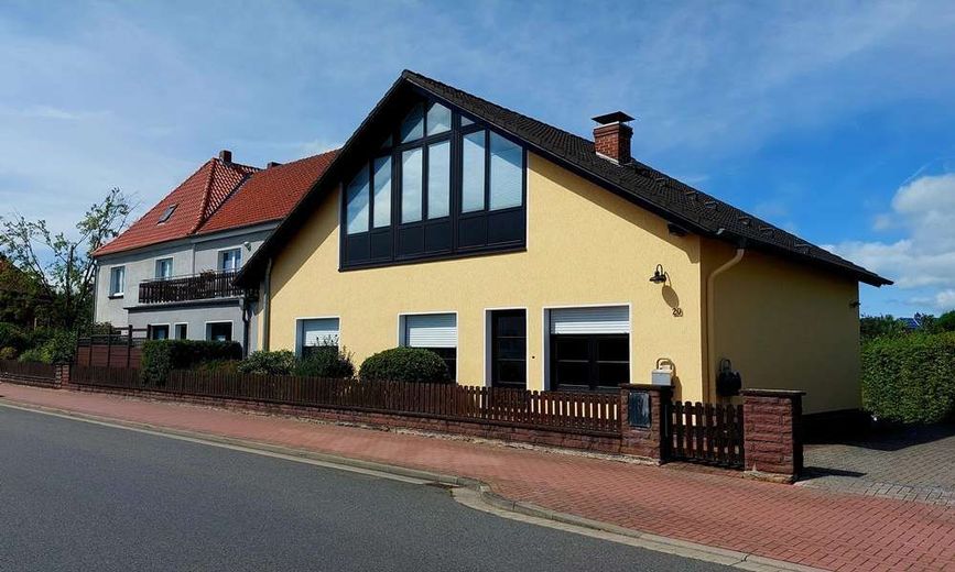 Uetze - Renditeimmobilie - 4-Familienhaus + Doppelhaushälfte + 3 Garagen – Renditeimmobilie