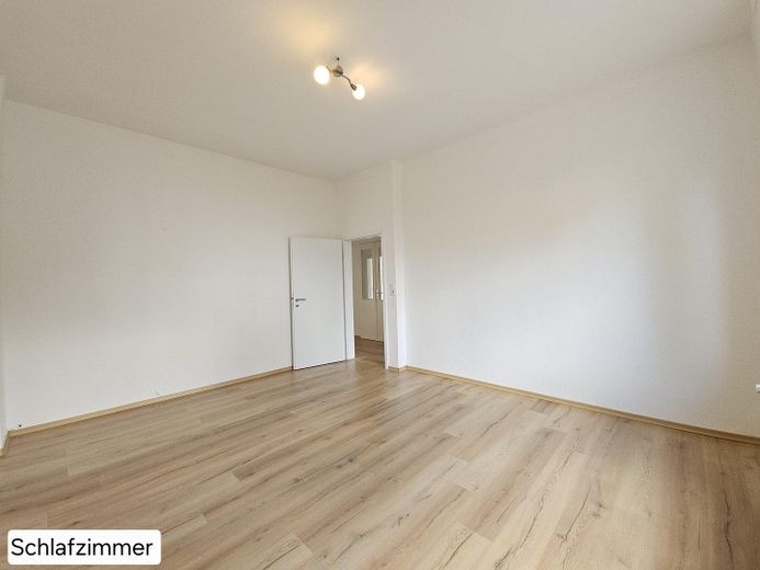 Frisch renovierte 3-Zimmer-Wohnung mit neuem Laminatboden in ruhiger & zentraler Lage – Foto 6