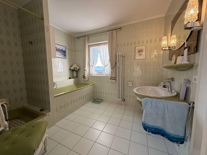 Badezimmer mit Fenster