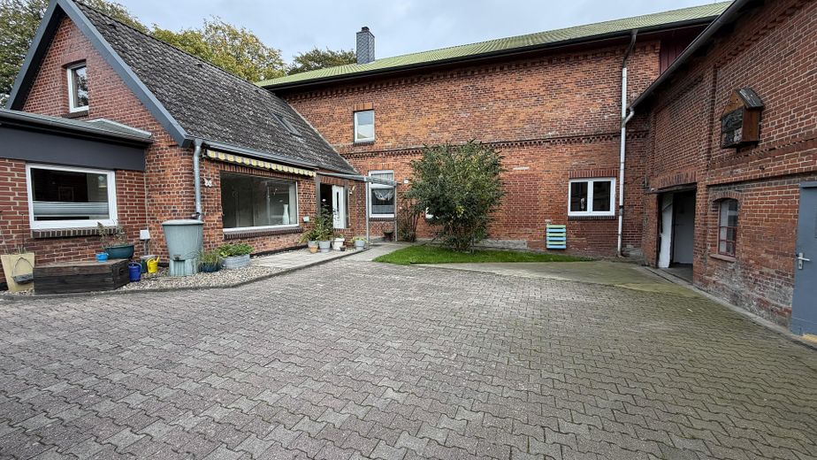 Resthof mit Nebengebäude und bebauugsfähigem Grundstück – Hofbereich