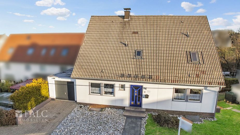 Großzügiges Zweifamilienhaus mit vielseitiger Nutzung in gefragter Wohnlage – Vorderseite