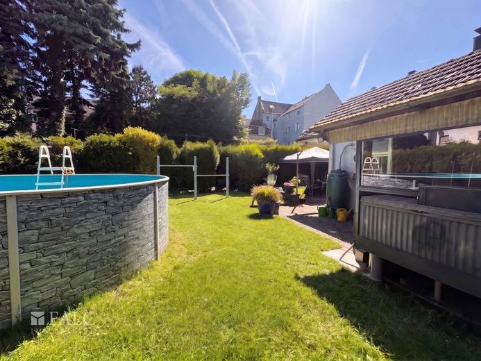 Top-Investment mit Wellness-Faktor: Sanierte Ertragsperle mit Saunahaus &amp; Garagen in wachsender Lage – Garten 2