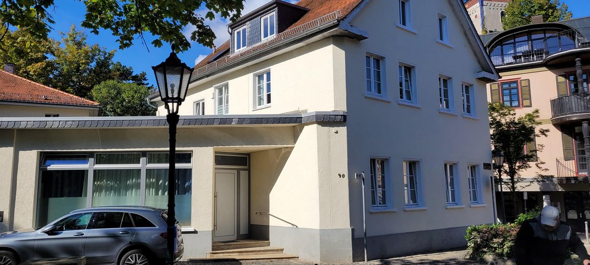 السكن مع إطلالة مباشرة على Hundertwasserhaus – طابع تاريخي في Bad Soden am Taunus – Ansicht von der Straße