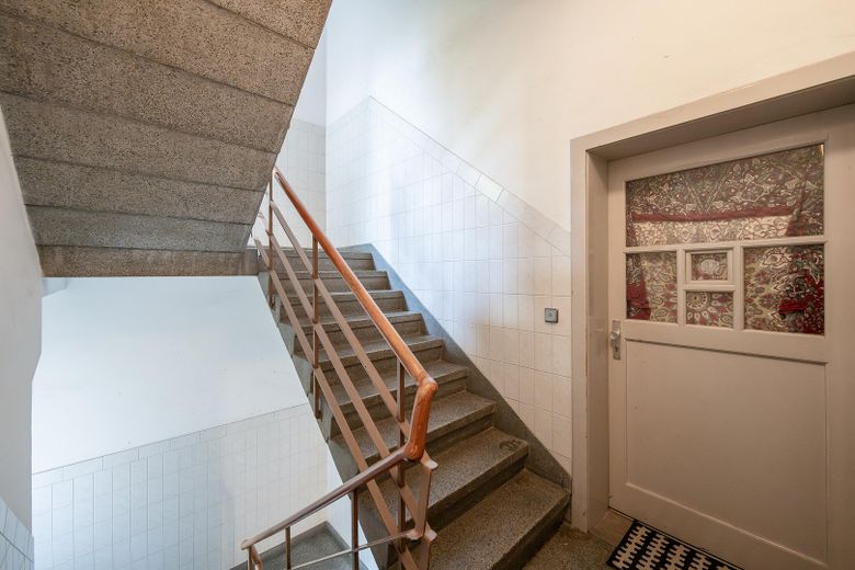 Provisionsfrei! Charmante vermietete 2-Zimmer-Altbau-Wohnung (ca.51 m²)+Balkon in der Südweststadt – Treppenhaus