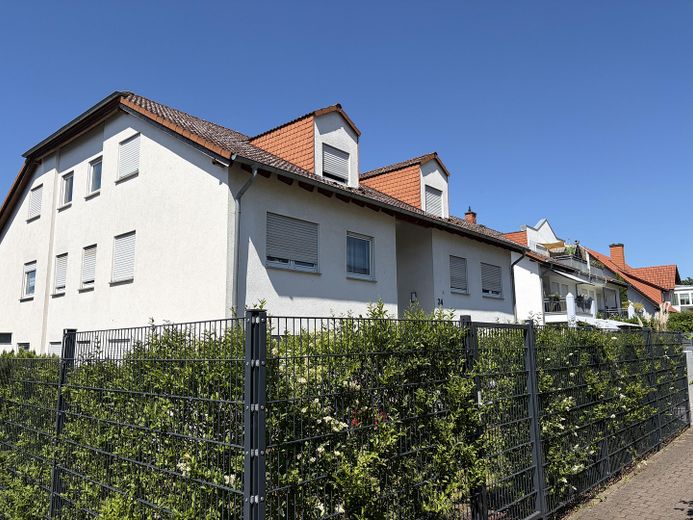 Bestlage am Budenheimer Wald / Helle 3-Zimmer Wohnung mit Balkon und Garage – Haus - Westansicht