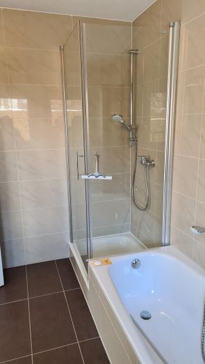 Schöne Wohnung, 2 Zimmer, Küche, Bad, Stellplatz – Bad