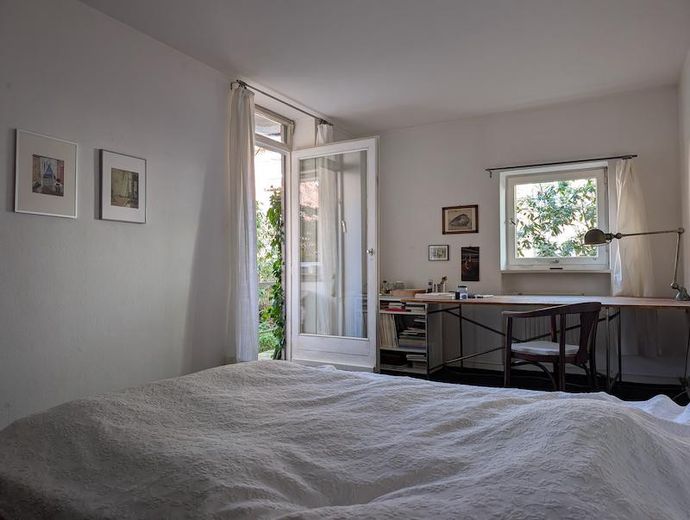 Erdgeschosswohnung in Alsternähe (Uhlenhorst) mit exklusiver Gartennutzung in Architektenhaus – Schlafzimmer möbliert