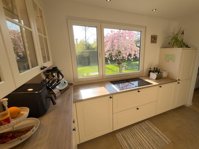 Provisionsfrei: 4-Zimmer-EG-Wohnung mit 300 m² Privatgarten, Süd-West-Terrasse, nur 2 Parteien – Küche