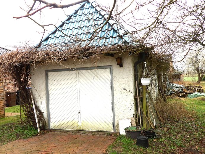 5059m² Baugrundstück (teilbar) mit zauberhaftem, kleinem Haus! – Garage mit Abtellraum