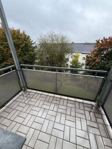 Große 1-Zi. mit Laminat, Wanne, Abstellraum &amp; Balkon in ruhiger Lage! EBK mgl. – PHOTO-2025-10-06-17-36-30