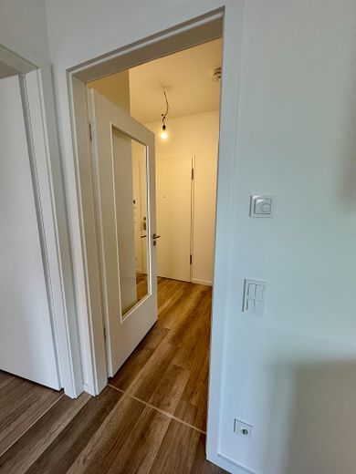 Havel manzaralı, engelsiz yeni yapım 2 odalı daire – 9 Flur Ansicht von Küche