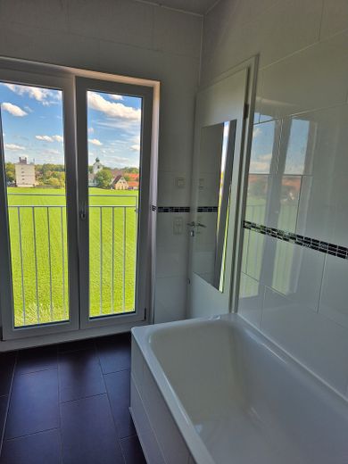 High up on the 5th floor – Super central with extras in Karlsfeld – Blick aus dem Wannenbad