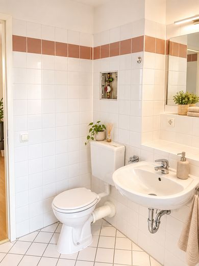 Vivir rodeado de naturaleza en el centro de Berlín | Amplio piso de 2 habitaciones con balcón y plaza de garaje subterráneo | sin comisión – Badezimmer