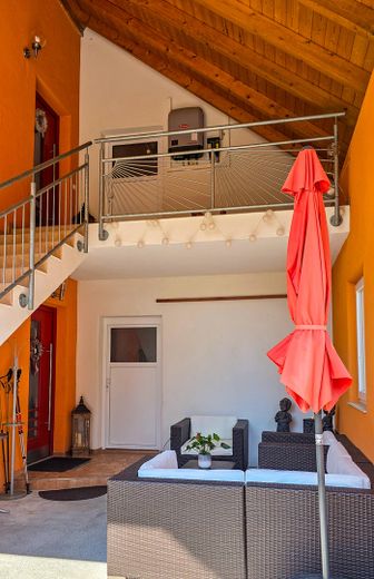 Repräsentatives Musterhaus mit großzügiger Betriebsleiterwohnung & gemütlichen Garten – Carport mit zwei Eingängen