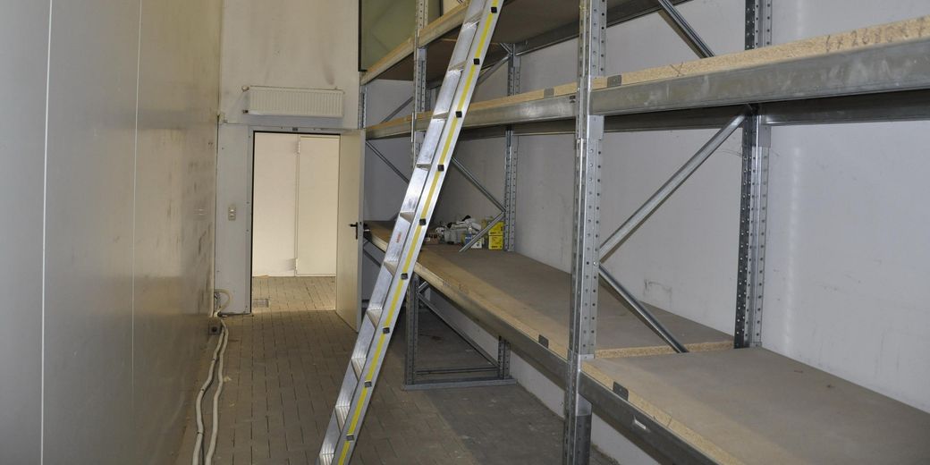 Gewerbeobjekt/Halle mit Büro und Stellplätzen zentral gelegen in Wismar-Westhafen – 11 Lager - beheizt