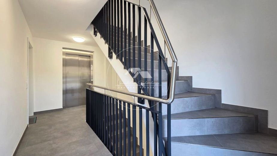 Erstbezug mit Wohlfühlfaktor - Moderne KfW-40-Wohnung im EG und UG  mit Stellplatz &amp; Gartenanteil – Hausflur
