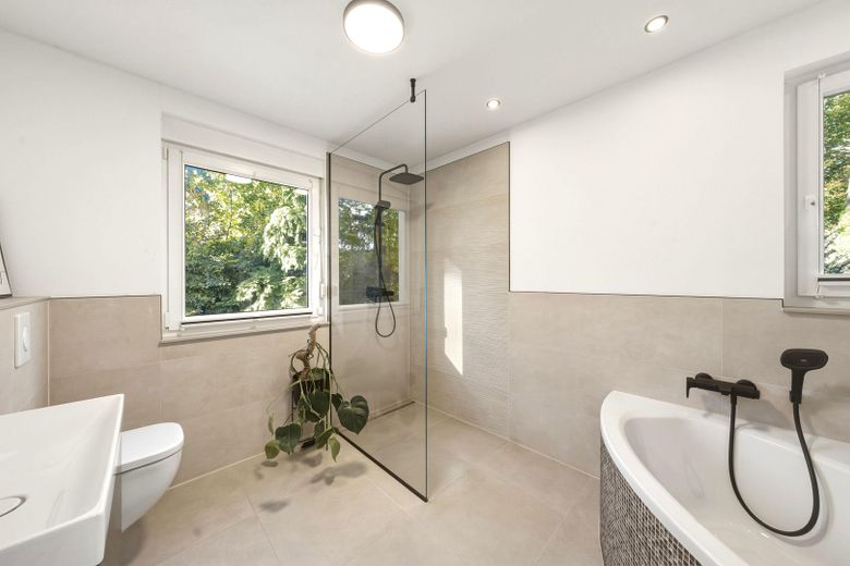 Ormanın kenarında, güneşli bahçesi ve büyük terası bulunan sağlam müstakil ev ve büyük garaj – Badezimmer