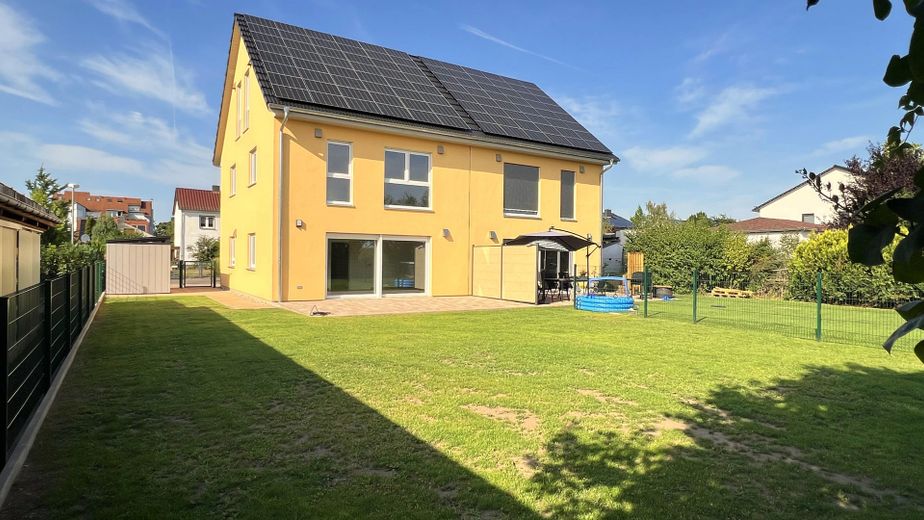 Ruhe mit Blick über Felder: Exklusives wohngesundes Plusenergie-Doppelhaus, S-Bahn fußläufig – Gartenansicht