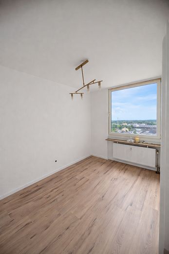 4-pokojowe mieszkanie na najwyższym piętrze, garaż podziemny, 2 windy, WC dla gości, loggia z dalekim widokiem – Foto 4
