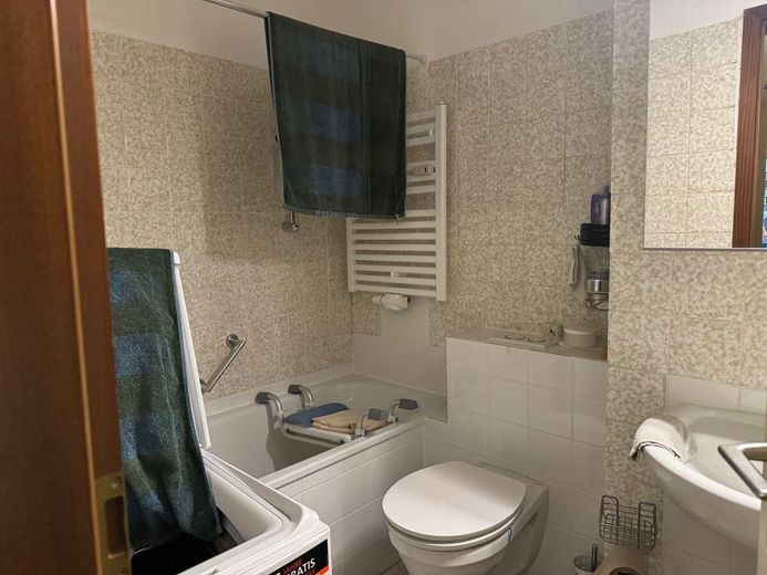 Kapitalanlage: Gut geschnittene Dreizimmerwohnung mit Loggia und Tiefgaragenstellplatz in Celle – Badezimmer