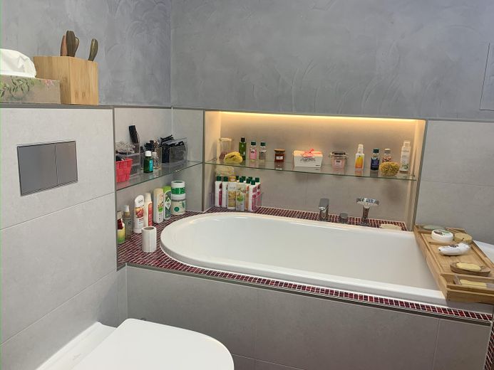 Oferta cenowa! Jasny, wolny od zamieszkania dwupoziomowy DG z dużym tarasem dachowym – Bad / Badewanne