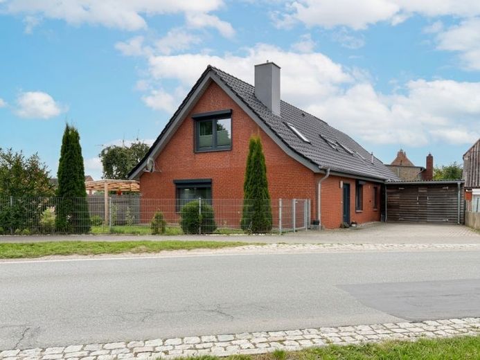 Heute investieren. Morgen profitieren. Vollsaniertes Zweifamilienhaus mit zwei vermieteten Wohneinheiten. – फोटो 1
