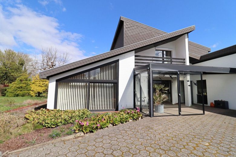 TOP! Sehr gepflegtes Architektenhaus mit Keller u. Anbau , besonders und individuell mit großem Garten ! – Außenansicht