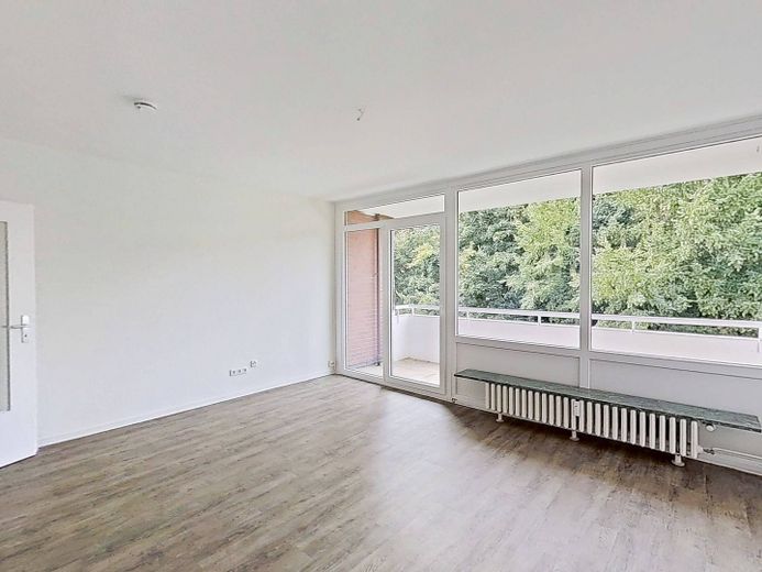 Große 3-Zi.-Whg. mit BALKON, EBK und viel Lichteinfall – Ansicht I: Wohn- und Esszimmer