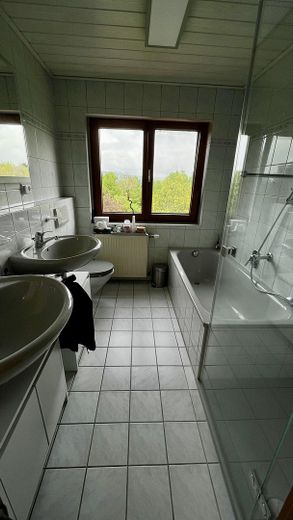 Lichtdurchflutete 3,5-Zimmer-Dachgeschosswohnung mit Balkon, Wärmepumpe und PV-Anlage – Bad