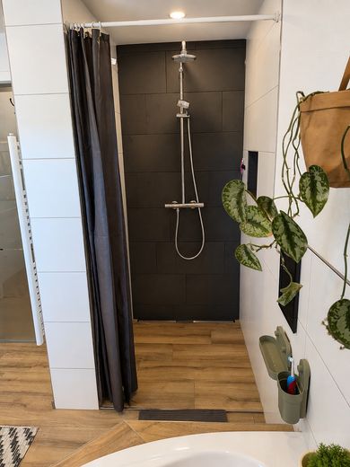 Casa unifamiliare modernizzata in una posizione naturale da sogno – vista libera – Badezimmer