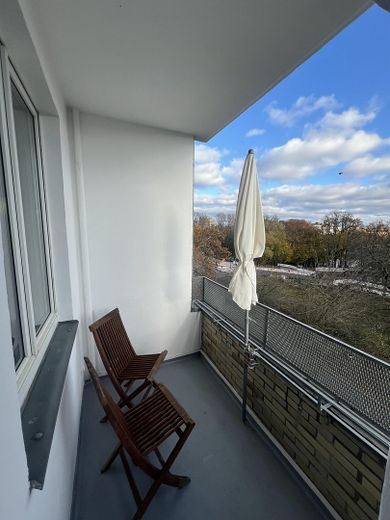 de particulier : libre d’occupation ou rendement de 5 %, emplacement privilégié : appartement 2 pièces avec balcon, ascenseur, place de parking, à proximité du canal – Blick vom Balkon zum Kanal