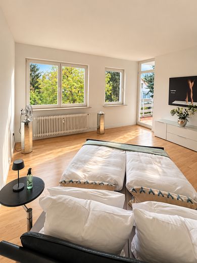 Freie 4-Zimmer-Wohnung Dachgeschoss/2. OG mit Südwestterrasse und Gartenblick – Schlafzimmer