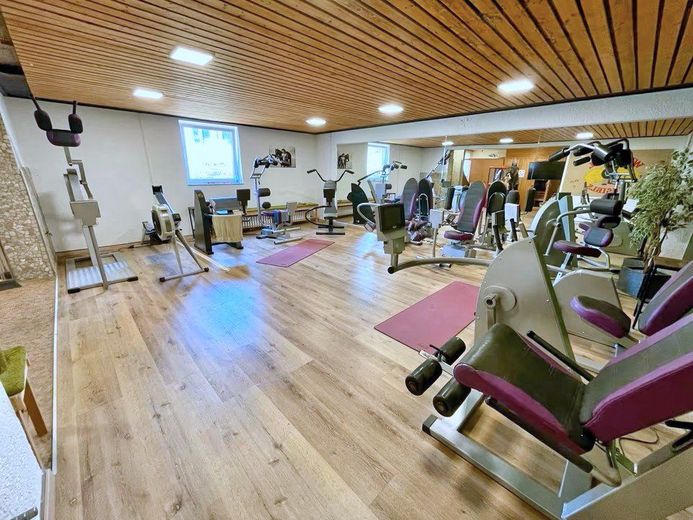 Osthessen, Landkreis Fulda, 36154 Hosenfeld, grosses Wohnhaus mit Pferdestall zu verkaufen – 2601 Osthessen, Landkreis Fulda, 36154 Hosenfeld, grosses Wohnhaus mit Einliegerwohnung + Pferdestall zu verkaufen