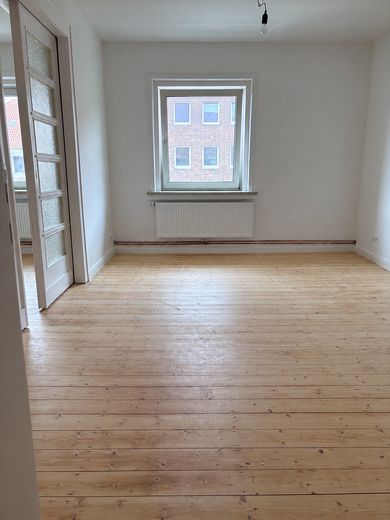 شقة قديمة مُجددة من 3,5 غرف في موقع مرغوب في حي ليست بمدينة هانوفر – Esszimmer mit Verbindungstür