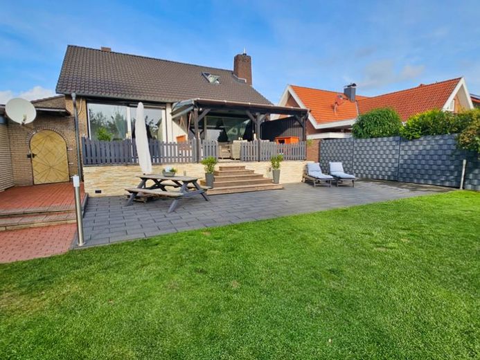Pack your bags and move in: Modernized detached single-family house with conservatory in Nienhagen! – Photo 1