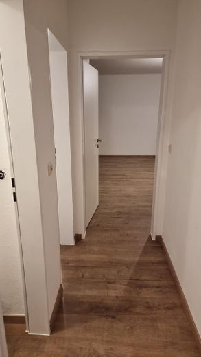 Stylish living above the rooftops of Coburg – modern 1.5-room apartment in Hahnweg – Flur in Richtung Wohnzimmer